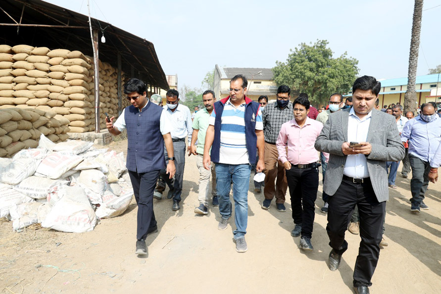 कलेक्टर ने लिया धान खरीदी केन्द्र का जायजा