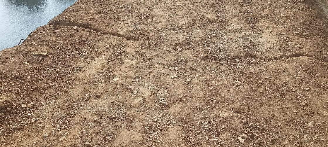 खारा बांध निर्माण में मशीन से काम, मजदूरों की फर्जी हाजिरी का आरोप, दरारें