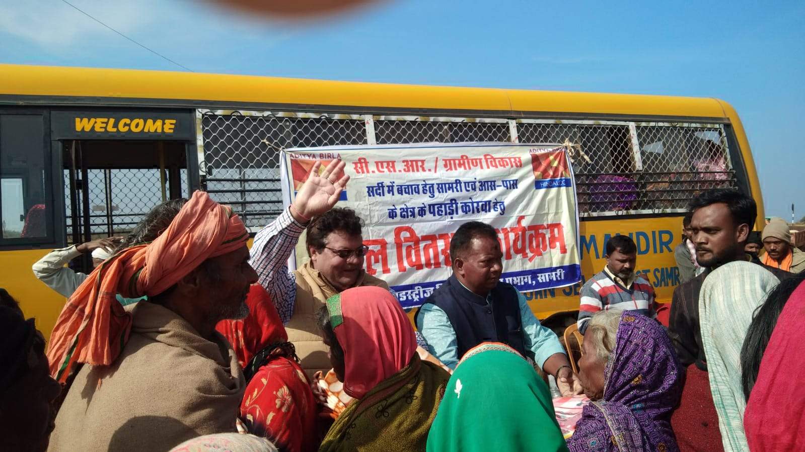 हिण्डालको इंडस्ट्रीज सामरी ने कंपकंपाती ठंड से बचने जरूरमंदों को बांटा कम्बल