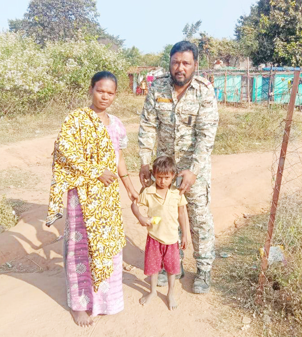 बिछड़ कर 4 साल का बालक पहुंचा शहर, पुलिस ने परिजनों को सौंपा