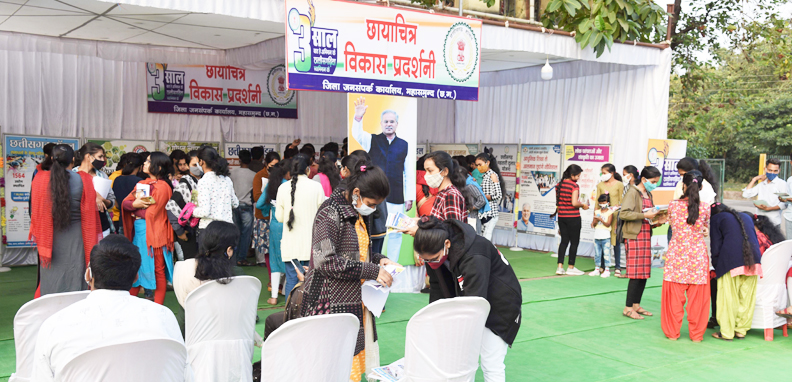 प्रतियोगी परीक्षा की तैयारी कर रहे युवाओं ने फोटो प्रदर्शनी को सराहा प्रतियोगी परीक्षा की तैयारी कर रहे युवाओं ने फोटो प्रदर्शनी को सराहा