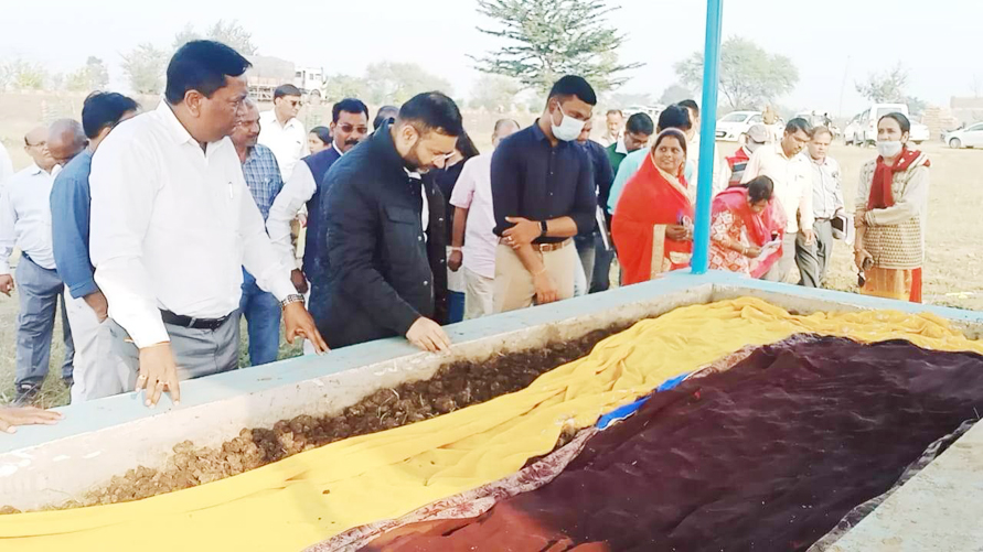 अफसर पहुंचे खरीदी केन्द्र-गौठान