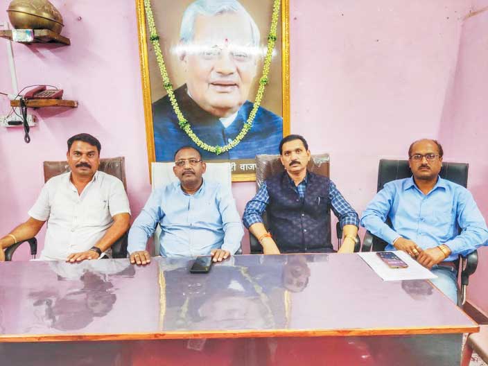 3 वर्षों में छत्तीसगढ़ पिछड़ गया-भाजपा, हर मिनट 3 लाख रुपए का कर्ज ले रही कांग्रेस की सरकार 3 वर्षों में छत्तीसगढ़ पिछड़ गया-भाजपा, हर मिनट 3 लाख रुपए का कर्ज ले रही कांग्रेस की सरकार