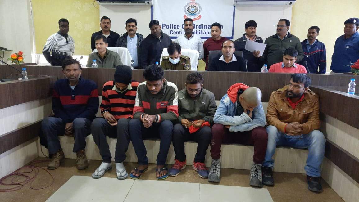 सरगुजा पुलिस की नशे के खिलाफ बड़ी कार्रवाई 8 ड्रग तस्करों को गिरफ्तार कर भेजा गया जेल