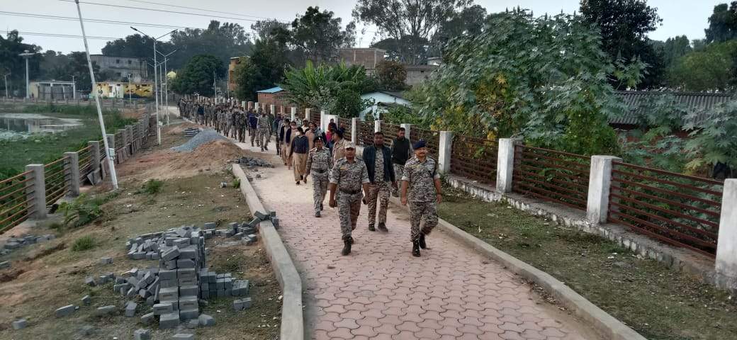 निकाय चुनाव के मद्देनजर पुलिस नेे किया पैदल फ्लेग मार्च