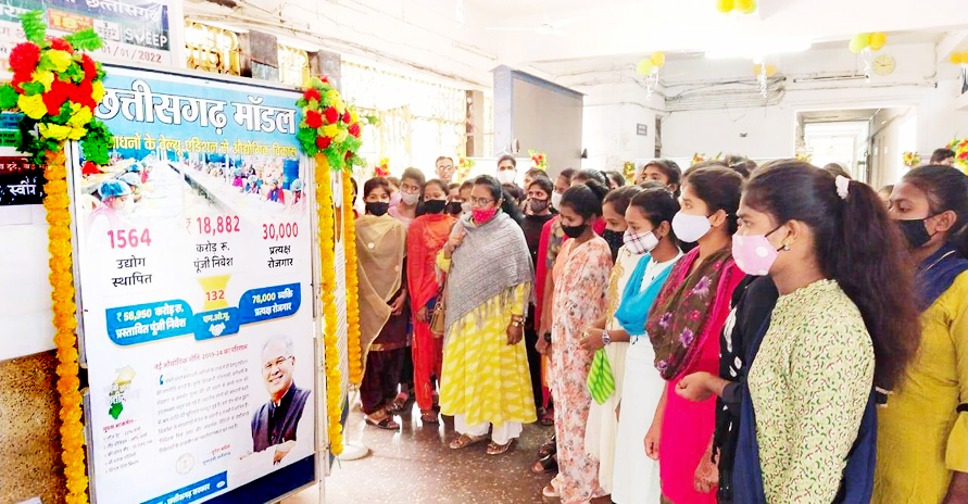 फोटो प्रदर्शनी में विद्यार्थी योजनाओं से हुए अवगत फोटो प्रदर्शनी में विद्यार्थी योजनाओं से हुए अवगत