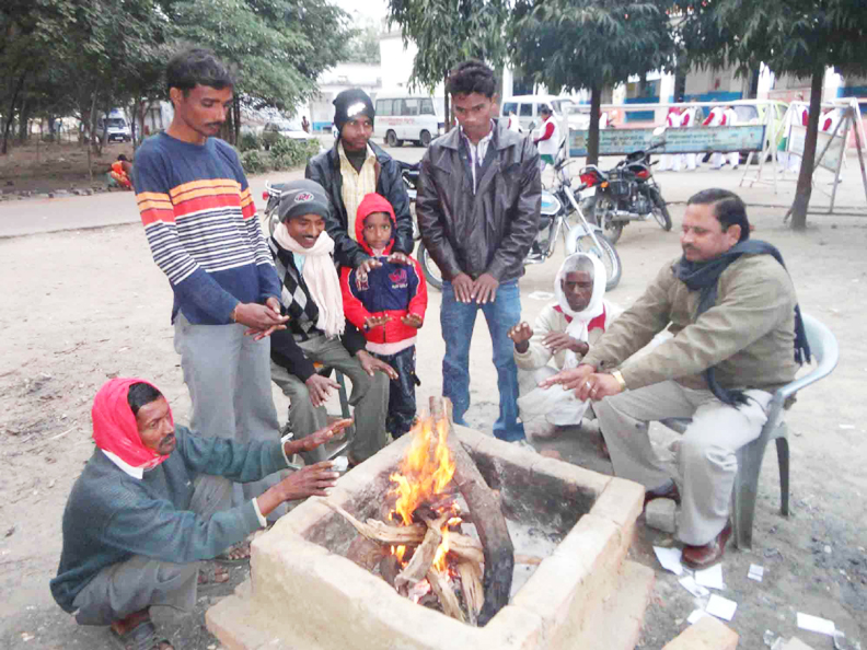 सर्द हवाओं से कड़ाके की ठंड, अलाव का सहारा