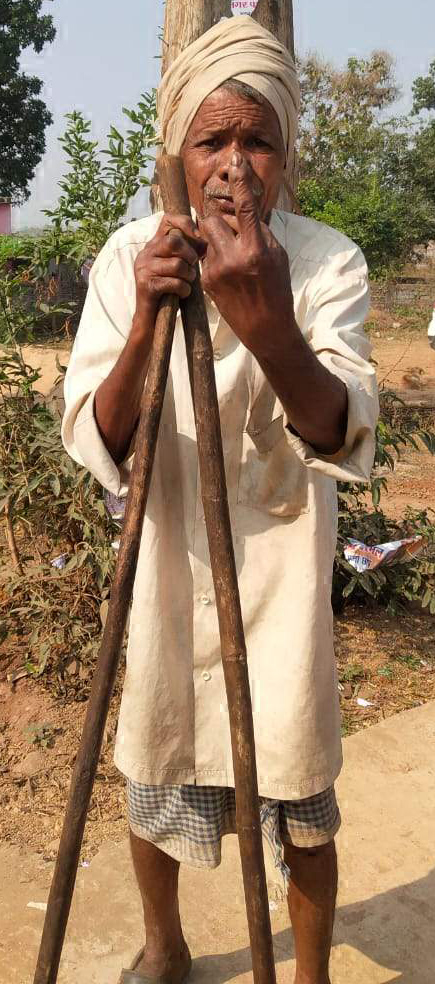 मतदान का जुनून, लाठी के सहारे आकर बुजुर्ग ने डाला वोट