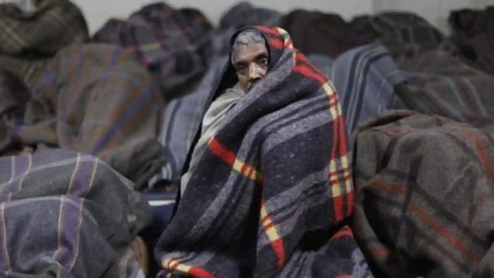 शीतलहर में देर रात सड़क पर ठिठुरते मिले वृद्ध ने दम तोड़ा, राहगीरों ने पहुंचाया था अस्पताल