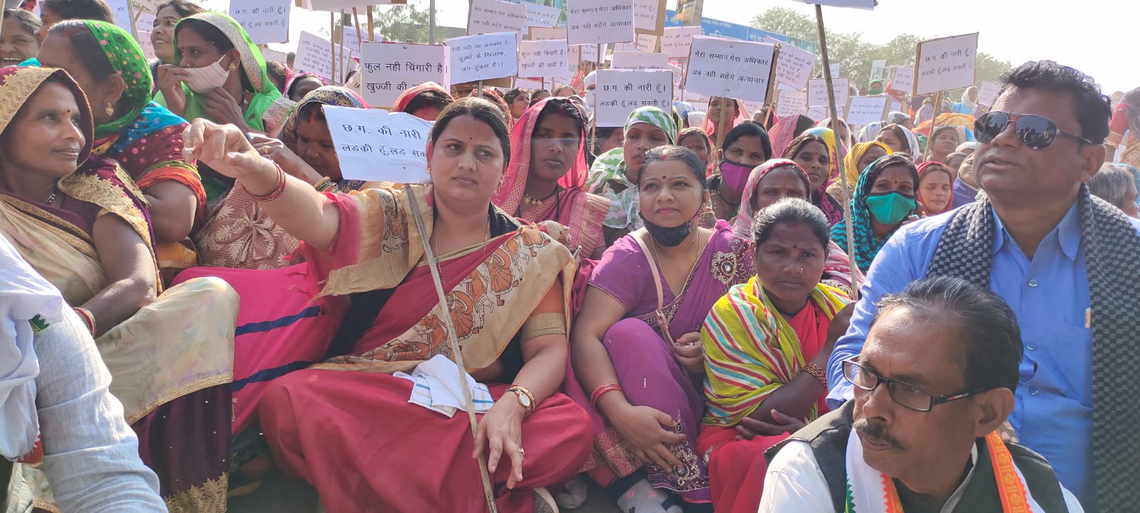पति पर एक्ट्रोसिटी जुर्म दर्ज से खिन्न विधायक छन्नी ने हजारों की भीड़ के साथ किया प्रदर्शन पति पर एक्ट्रोसिटी जुर्म दर्ज से खिन्न विधायक छन्नी ने हजारों की भीड़ के साथ किया प्रदर्शन