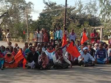 बारदानों की कमी, किसान संघ ने किया सडक़ जाम बारदानों की कमी, किसान संघ ने किया सडक़ जाम