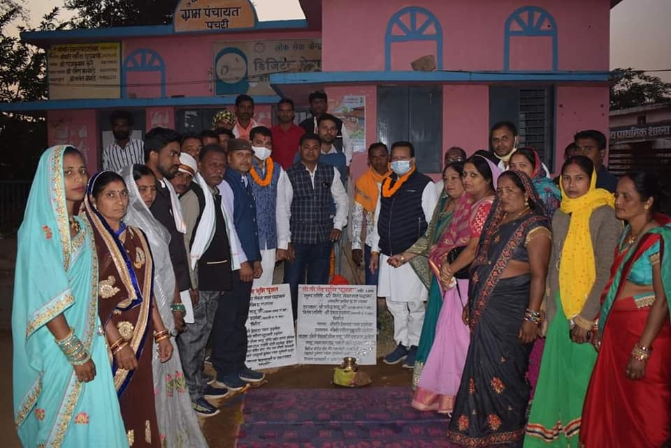 संसदीय सचिव ने सीसी रोड व सामुदायिक भवन निर्माण के लिए किया भूमिपूजन संसदीय सचिव ने सीसी रोड व सामुदायिक भवन निर्माण के लिए किया भूमिपूजन