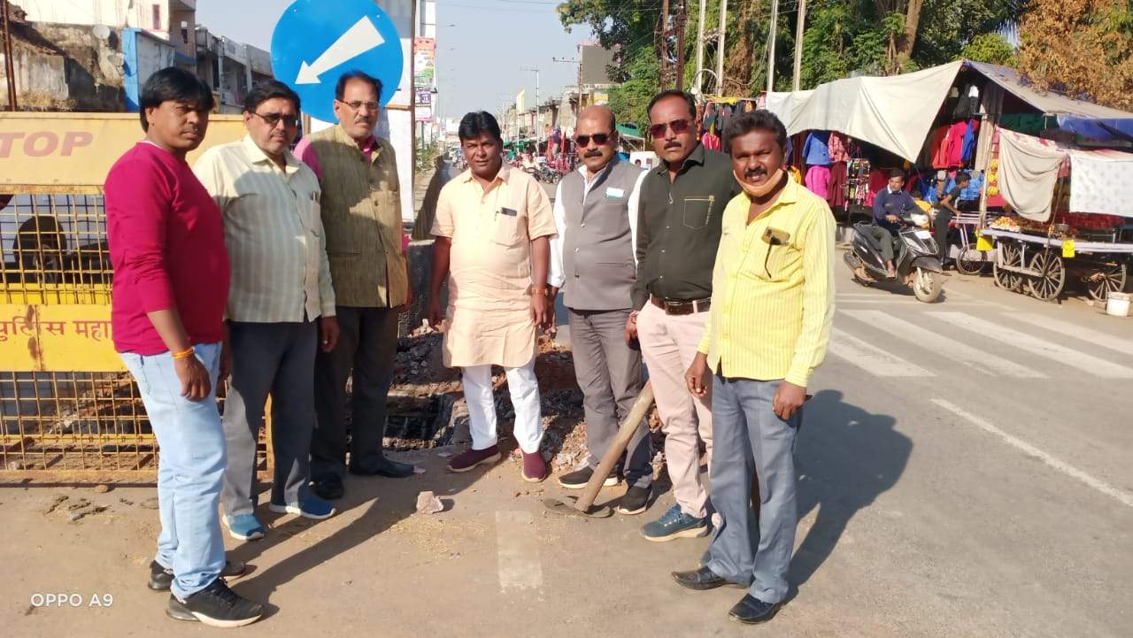 नपाध्यक्ष ने लिया ट्रैफिक सिग्नल कार्य का जायजा नपाध्यक्ष ने लिया ट्रैफिक सिग्नल कार्य का जायजा