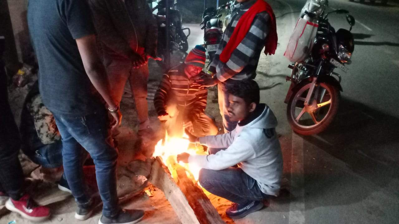 कडक़ड़ाती ठंड के बीच अलाव की व्यवस्था पर सख्त हुई महापौर कडक़ड़ाती ठंड के बीच अलाव की व्यवस्था पर सख्त हुई महापौर