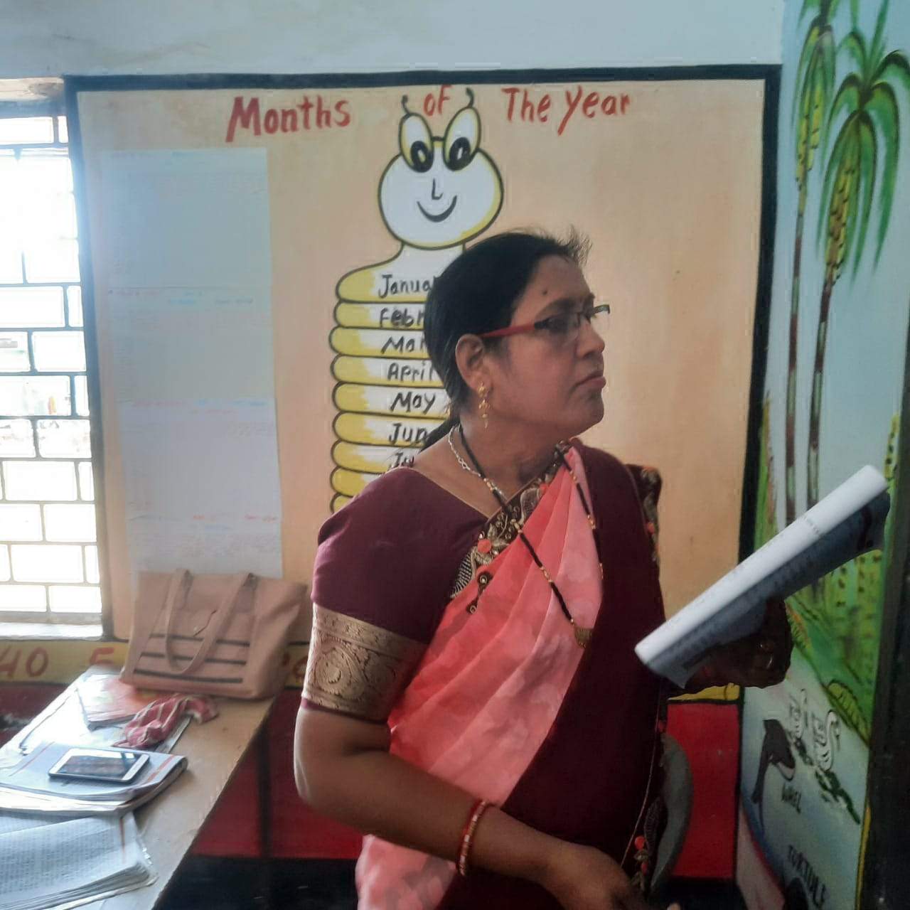 शिक्षक हड़ताल पर, ग्रंथपाल बच्चों को पढ़ा रही