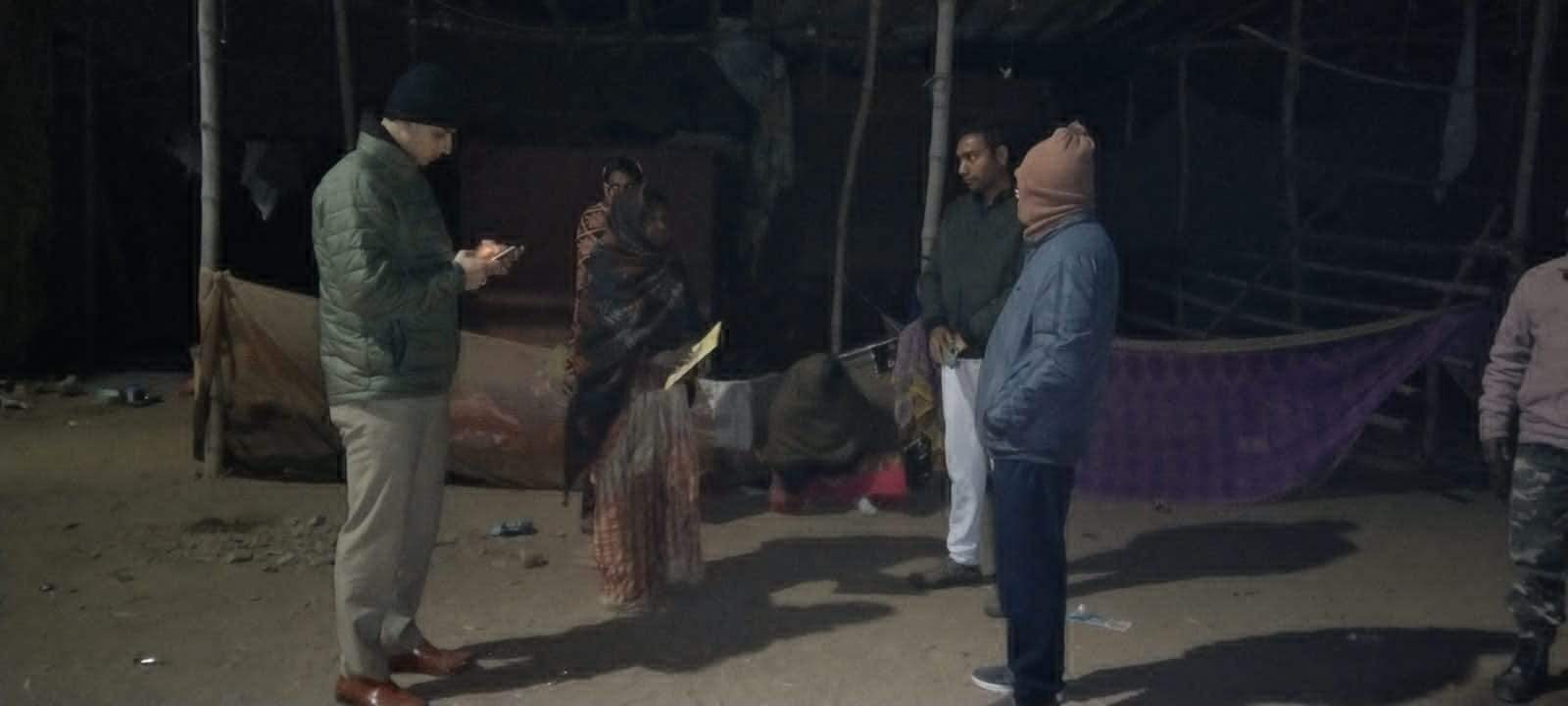 कड़ाके की सर्द रात्रि में कलेक्टर निकले शहर भ्रमण पर, जरुरतमंदों को बांटे कंबल