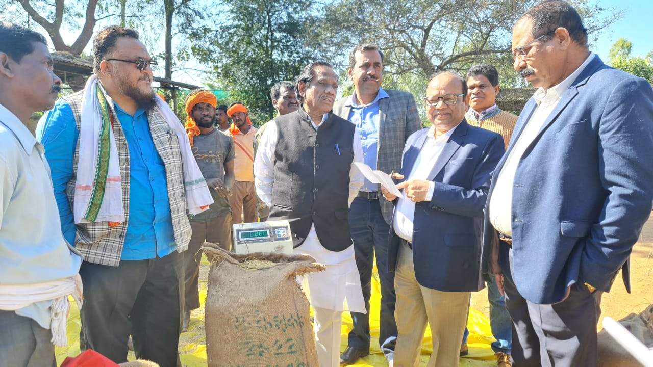 अपेक्स बैंक के प्रदेश अध्यक्ष औचक निरीक्षण करने उपार्जन केंद्र केशकाल पहुंचे