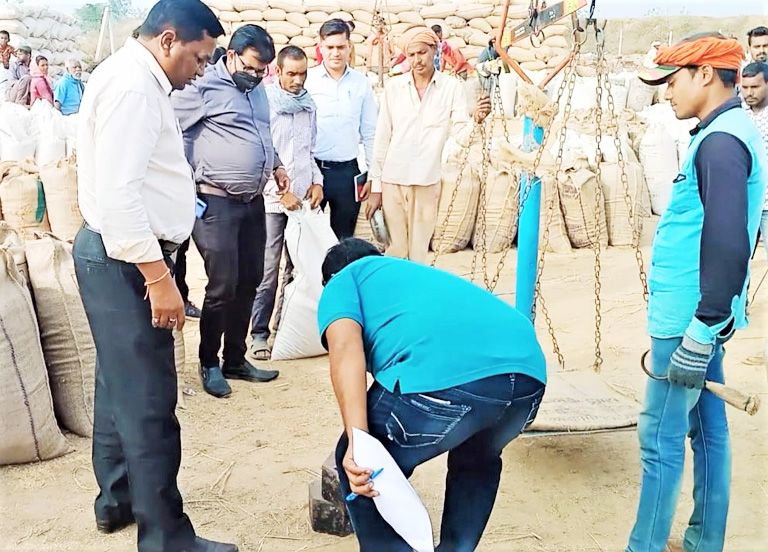 101 खरीदी केंद्रों में बफ र लिमिट से अधिक धान जाम 101 खरीदी केंद्रों में बफ र लिमिट से अधिक धान जाम