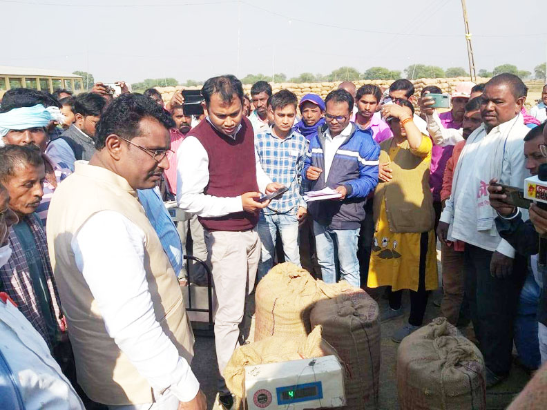 बेलटुकरी उपार्जन केंद्र के तौल में गड़बड़ी का आरोप बेलटुकरी उपार्जन केंद्र के तौल में गड़बड़ी का आरोप