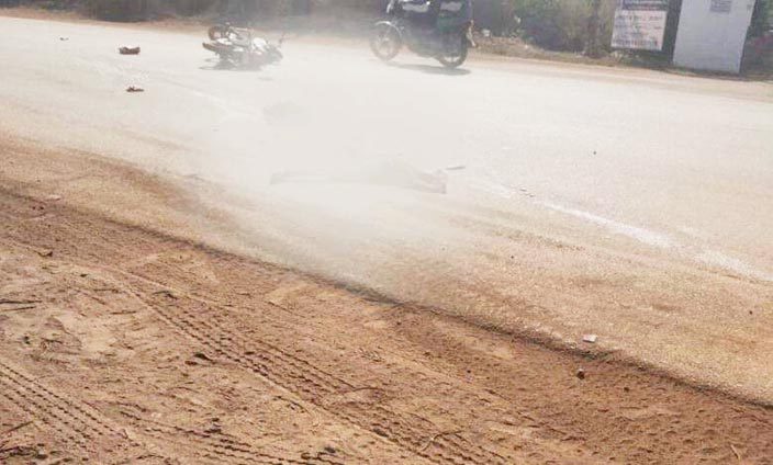 बाईक सवार दो कॉलेज छात्रों को ट्रेलर ने ठोका  