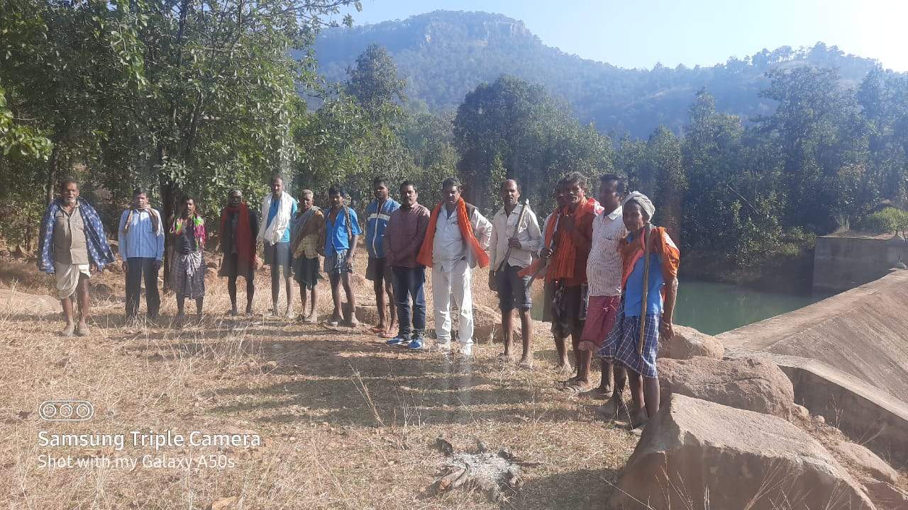 मरेया में ग्रामीणों की समस्याओं को जानने पहुंचे भाजपा नेता