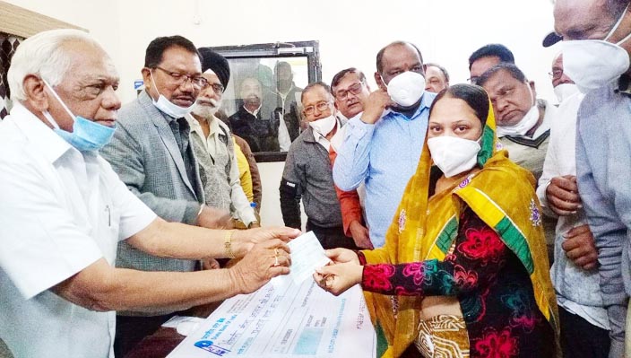 विधायक के हाथों गौरव की मां को 50 लाख का चेक