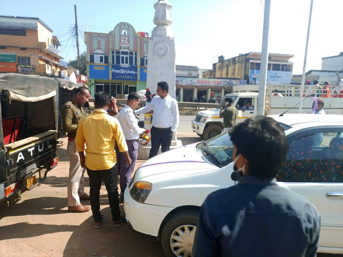 बेतरतीब पार्किंग, सडक़ों से गाडिय़ां हटाई गईं