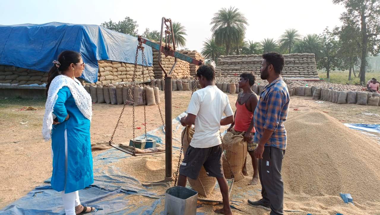 वजन से अधिक ले रहा था धान