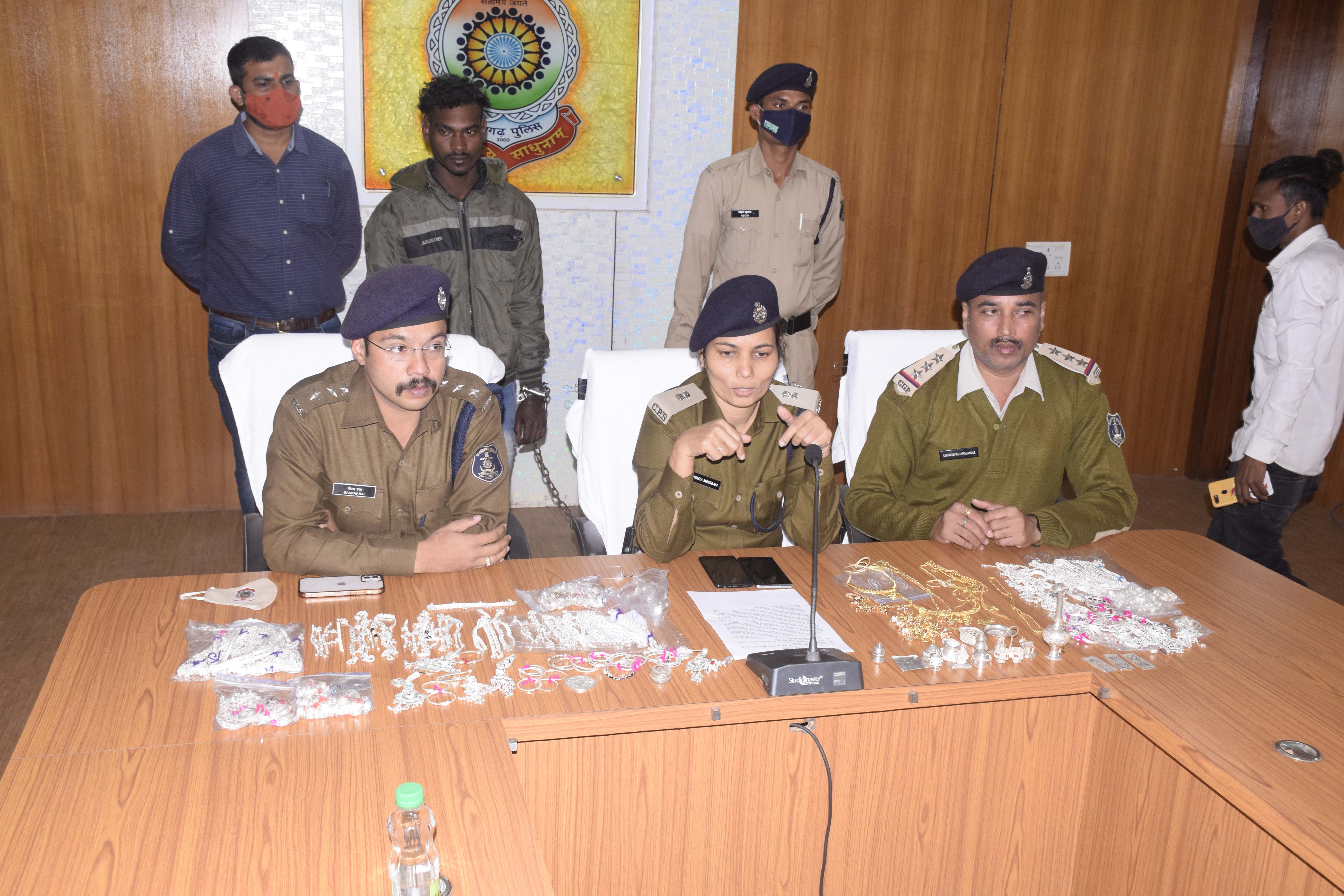 गोवा घूमने ज्वेलर्स दुकान में की थी चोरी गोवा घूमने ज्वेलर्स दुकान में की थी चोरी