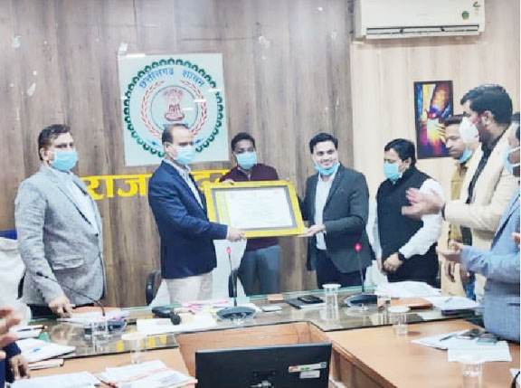 राष्ट्रीय स्वाथ्य मिशन द्वारा सीएचसी छुईखदान को मिला सर्टिफिकेट, कलेक्टर ने किया सम्मानित राष्ट्रीय स्वाथ्य मिशन द्वारा सीएचसी छुईखदान को मिला सर्टिफिकेट, कलेक्टर ने किया सम्मानित