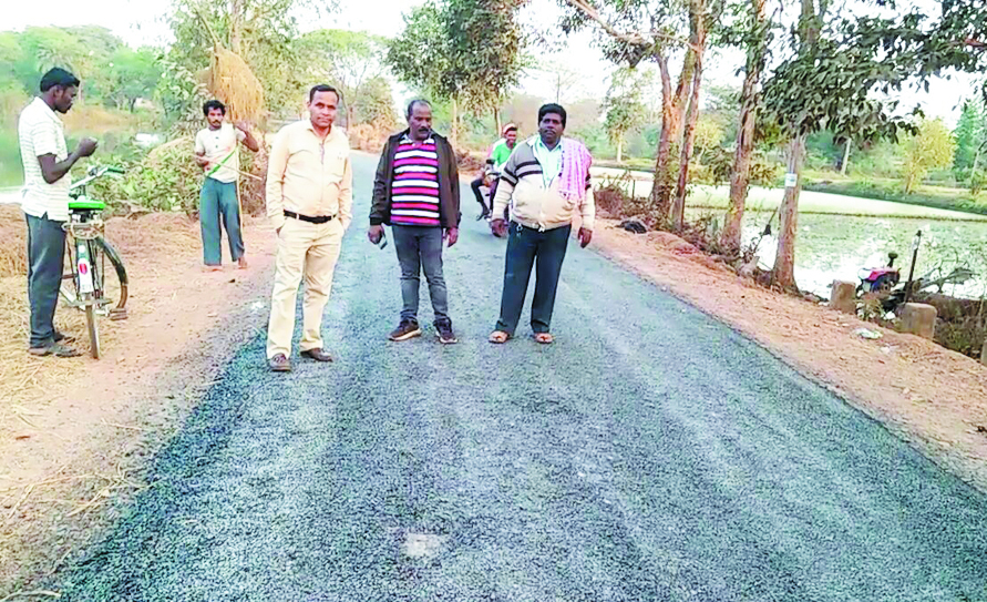 निर्माण होते ही उखडऩे लगी सडक़, लोगों में नाराजगी
