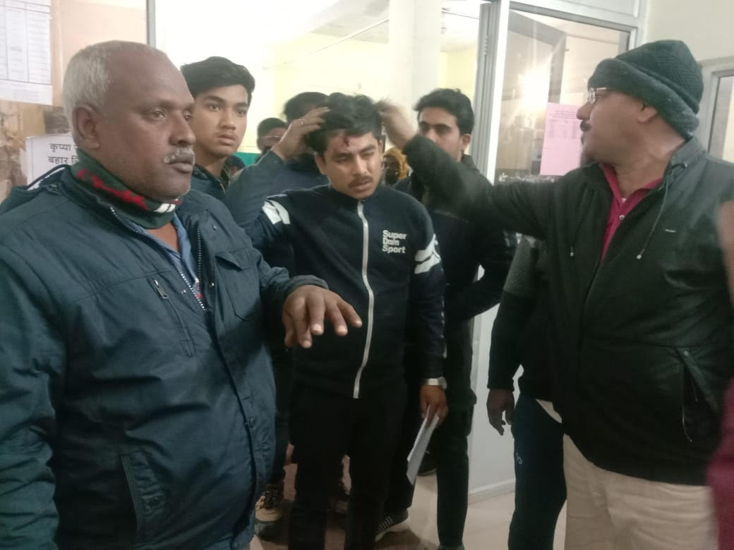 पुलिस बताकर पिस्तौल की नोक पर दो युवक की पिटाई, भीड़ देख भागे, एक गिरफ्तार