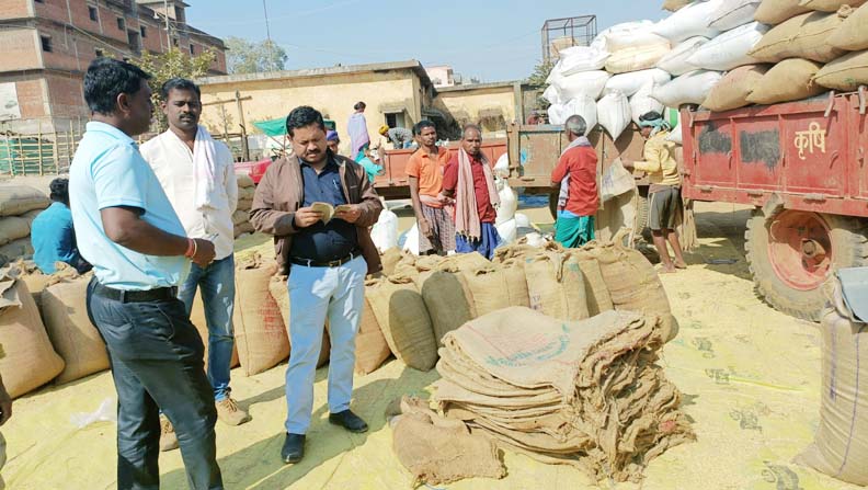 धान खरीदी केंद्र में सौ बोरा धान जब्त