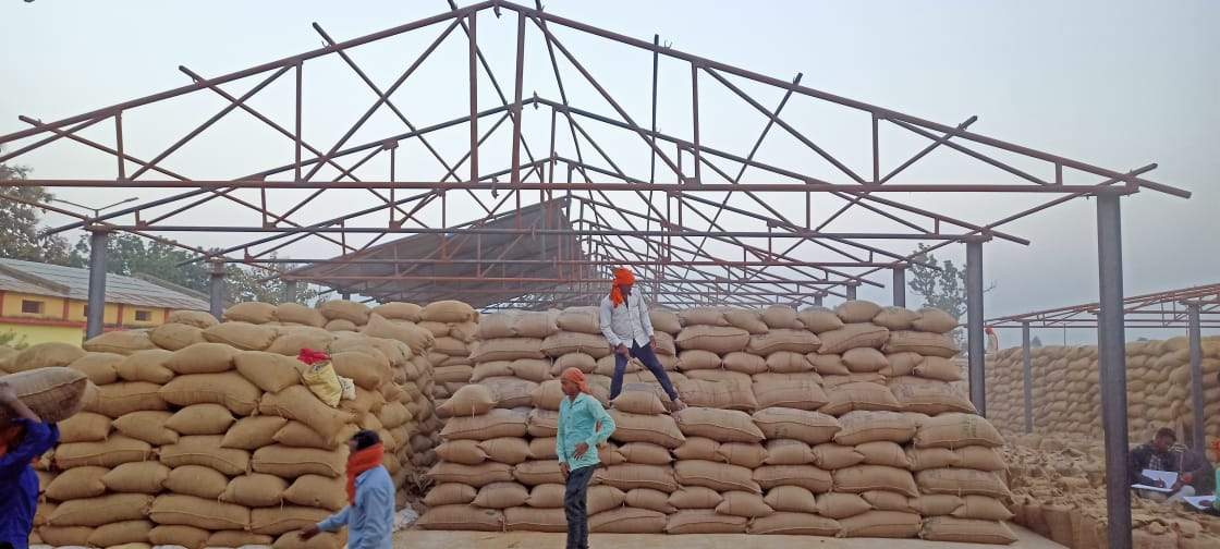 घटिया स्तर का शेड निर्माण, अफसरों ने रुकवाया काम