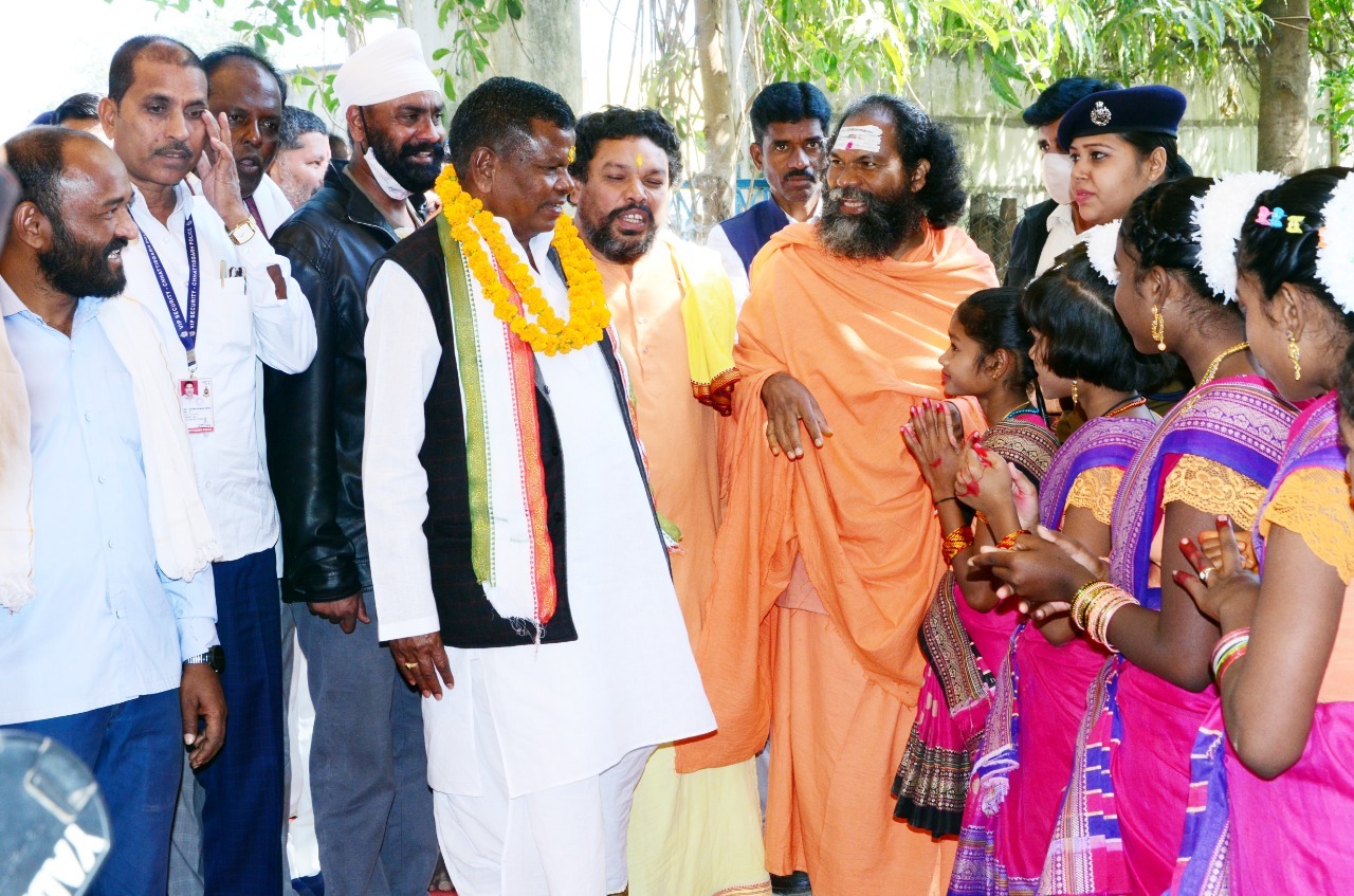 शिवानंद आश्रम घाटपदमूर पहुंचे प्रभारी मंत्री लखमा