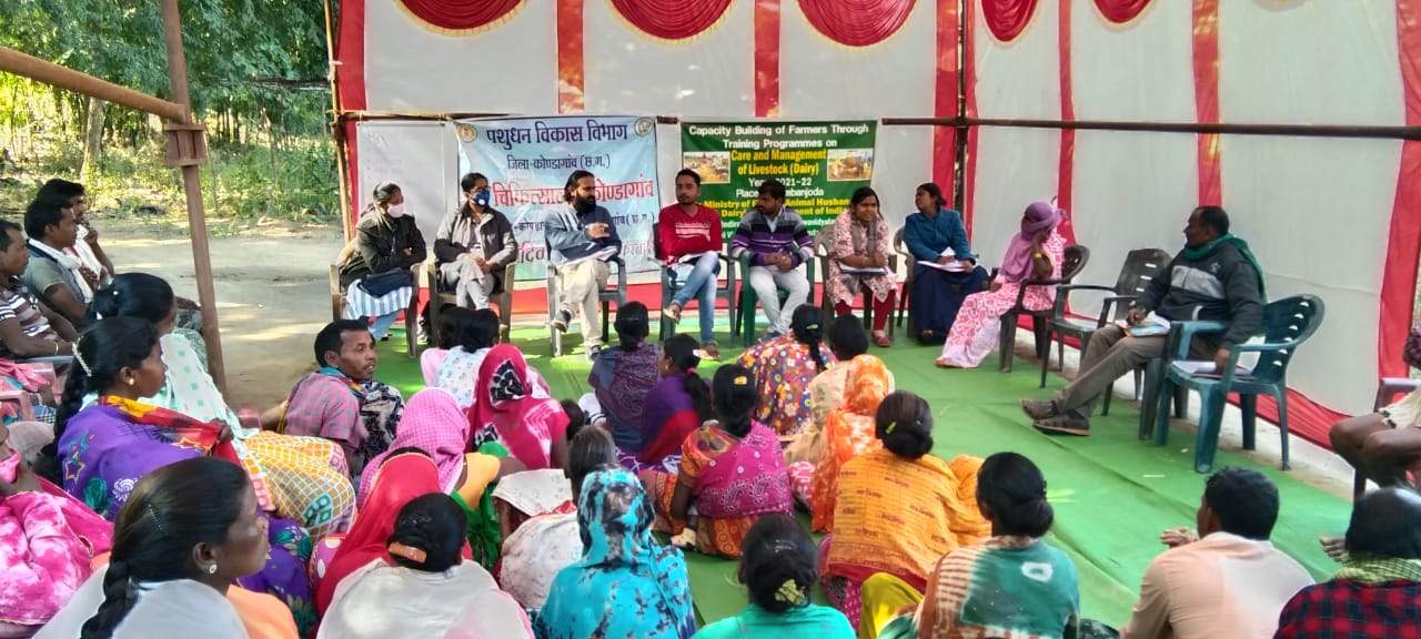 डेयरी उद्योग के लिए ग्रामीणों को प्रशिक्षण