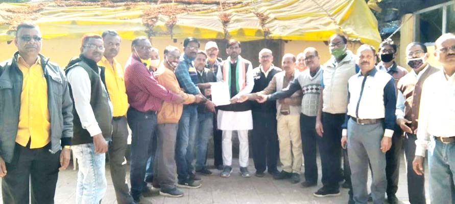 पुरानी पेंशन योजना का लाभ देने जिपं अध्यक्ष को सौंपा ज्ञापन पुरानी पेंशन योजना का लाभ देने जिपं अध्यक्ष को सौंपा ज्ञापन