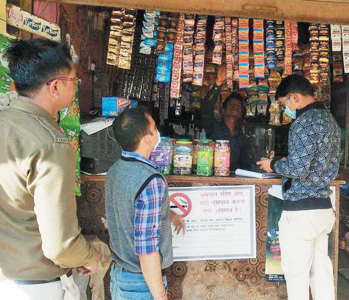 दुकानदारों से वसूला जुर्माना दुकानदारों से वसूला जुर्माना