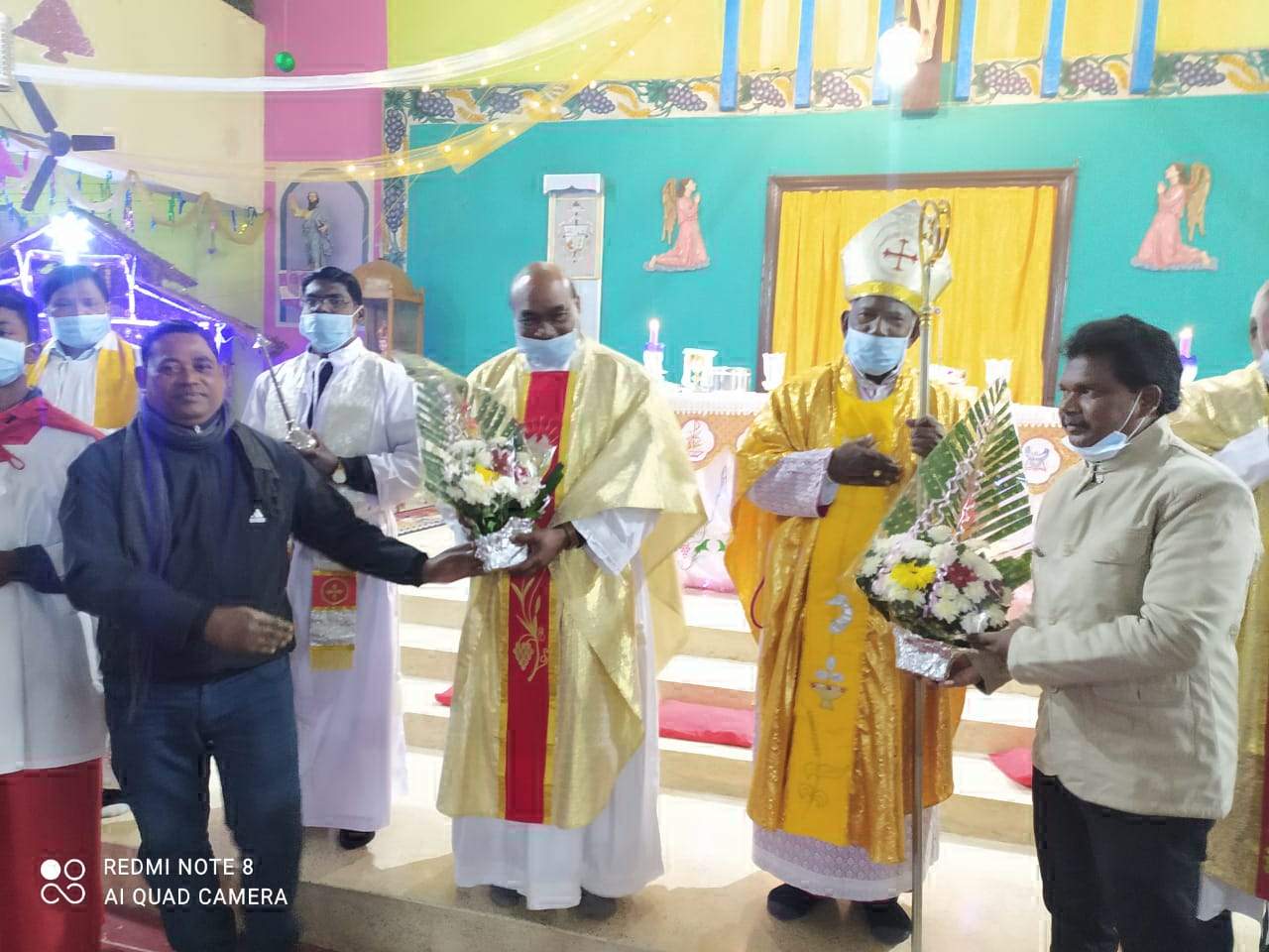 प्रभु यीशु के जन्म की खुशियों में डूबा रहा मसीही समाज, आतिशबाजी व केक काटकर मनाया जश्न