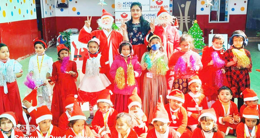 स्कूल में नन्हें-मुन्नों ने धूमधाम से मनाया क्रिसमस