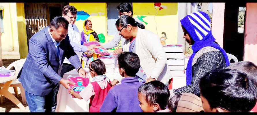 गर्म कपड़े मिलते ही खिल उठे बच्चों के चेहरे