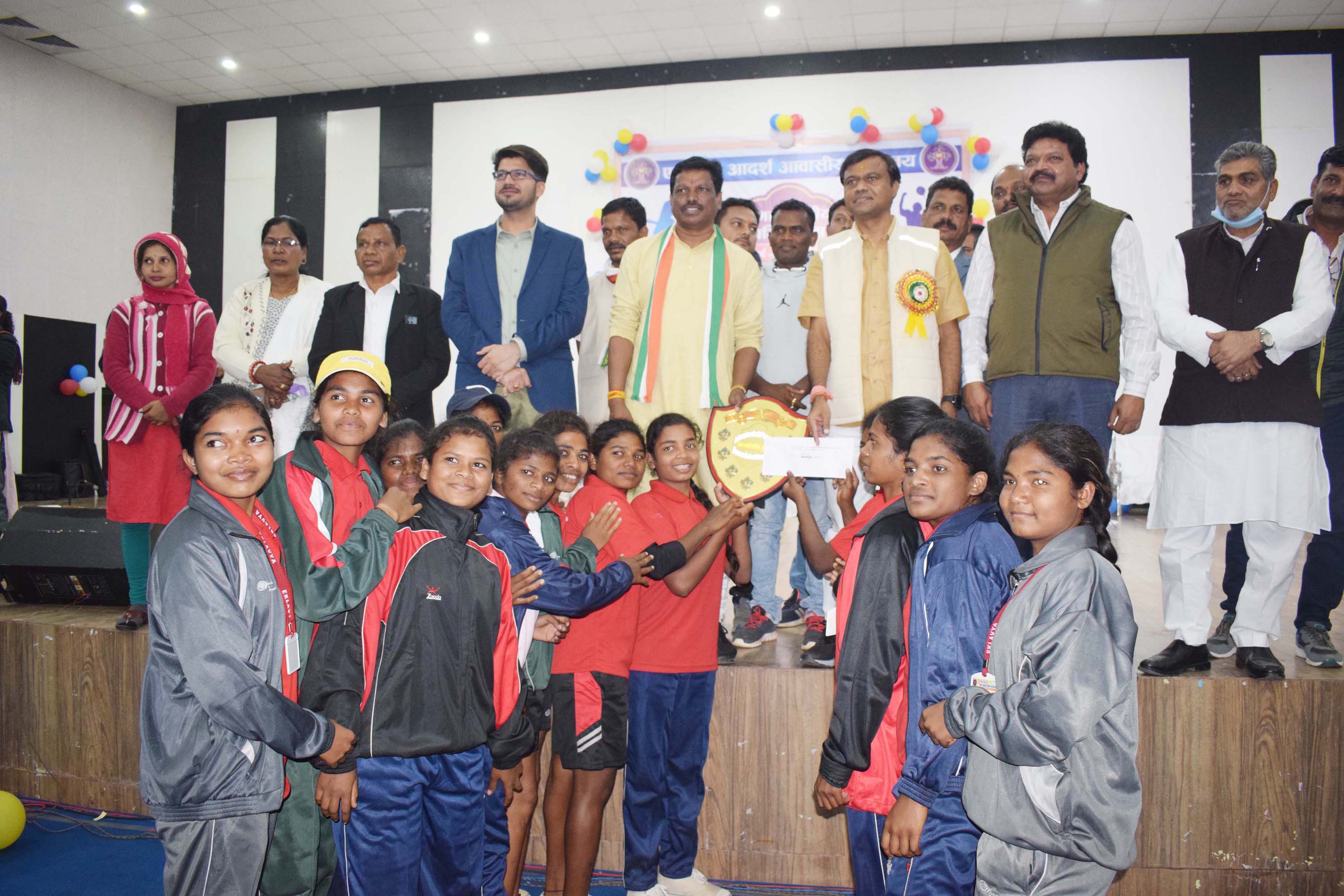 खेलों में भी करें नाम रोशन- सांसद बैज