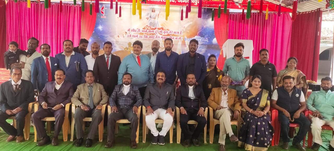 रेखचंद ने चर्चों में जाकर दी क्रिसमस की बधाई