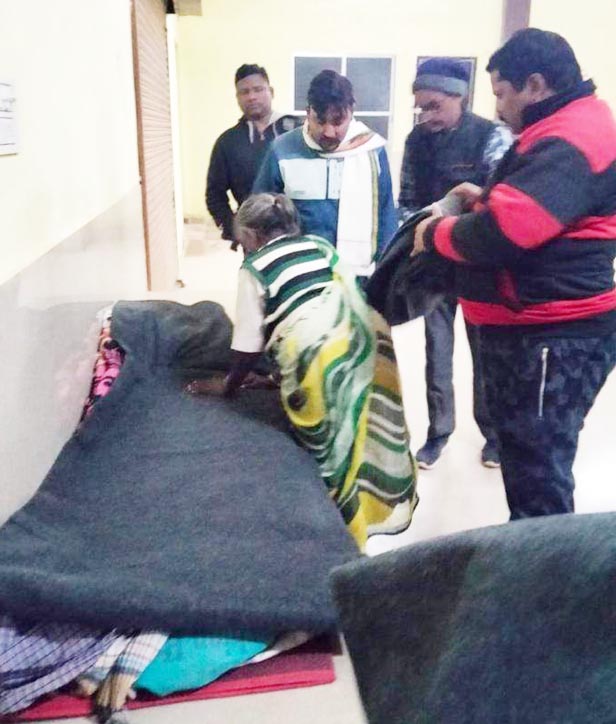 विधायक ने जरूरतमंदों को बांटें गर्म कंबल व कपड़े