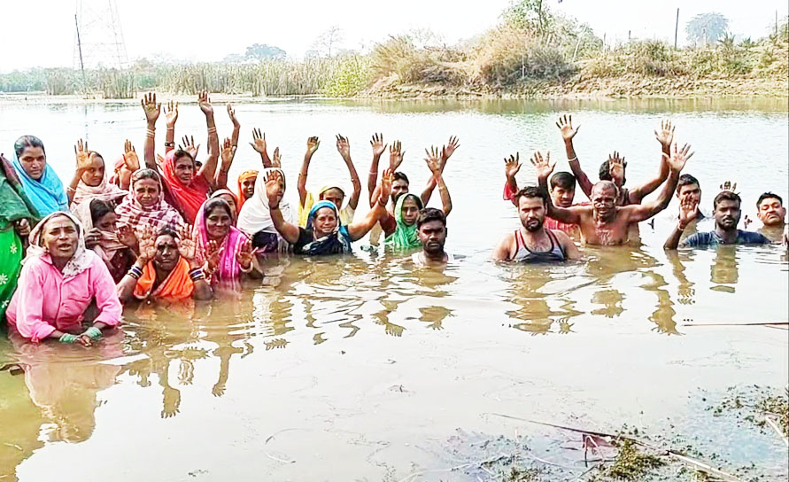 राजस्व गांव की चाह में कर रहे जल समाधि,