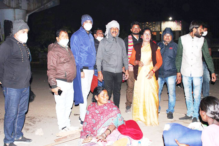 शीतलहर से बचाने मेयर ने बांटे कंबल शीतलहर से बचाने मेयर ने बांटे कंबल