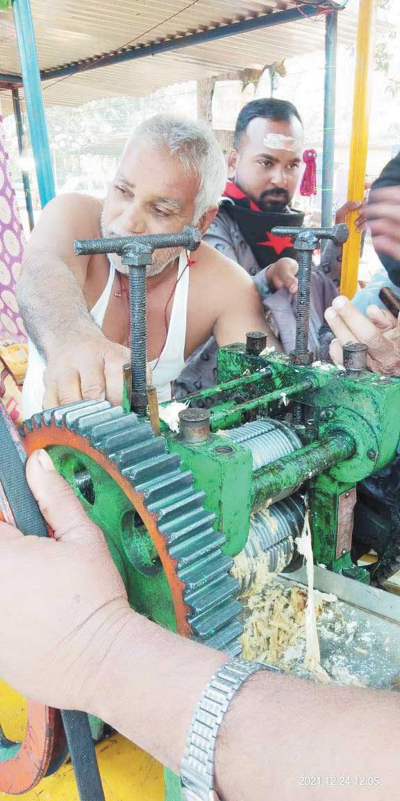  गन्ना रस मशीन में हाथ घुसा, घायल