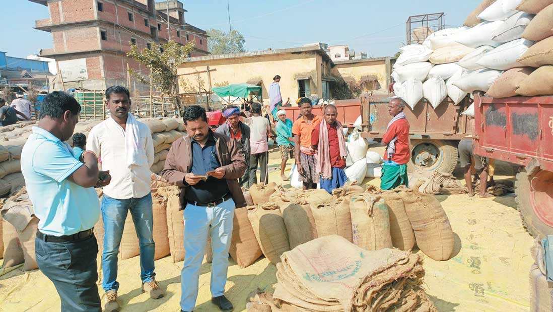 खरीदी केन्द्र से धान जब्त, जांच जारी