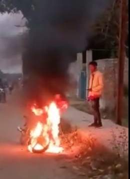 युवक ने बाइक को जलाकर तापी आग, कहा प्यार में टूट गया है दिल