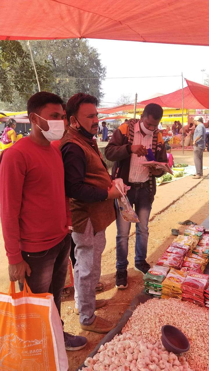 दुकानों से पॉलीथिन जब्त, जुर्माना